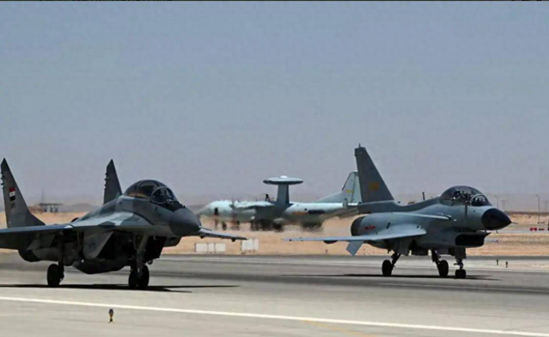 中国歼-10C机群飞越红海,西方雷达竟毫无反应!印尼马上宣布采购42架