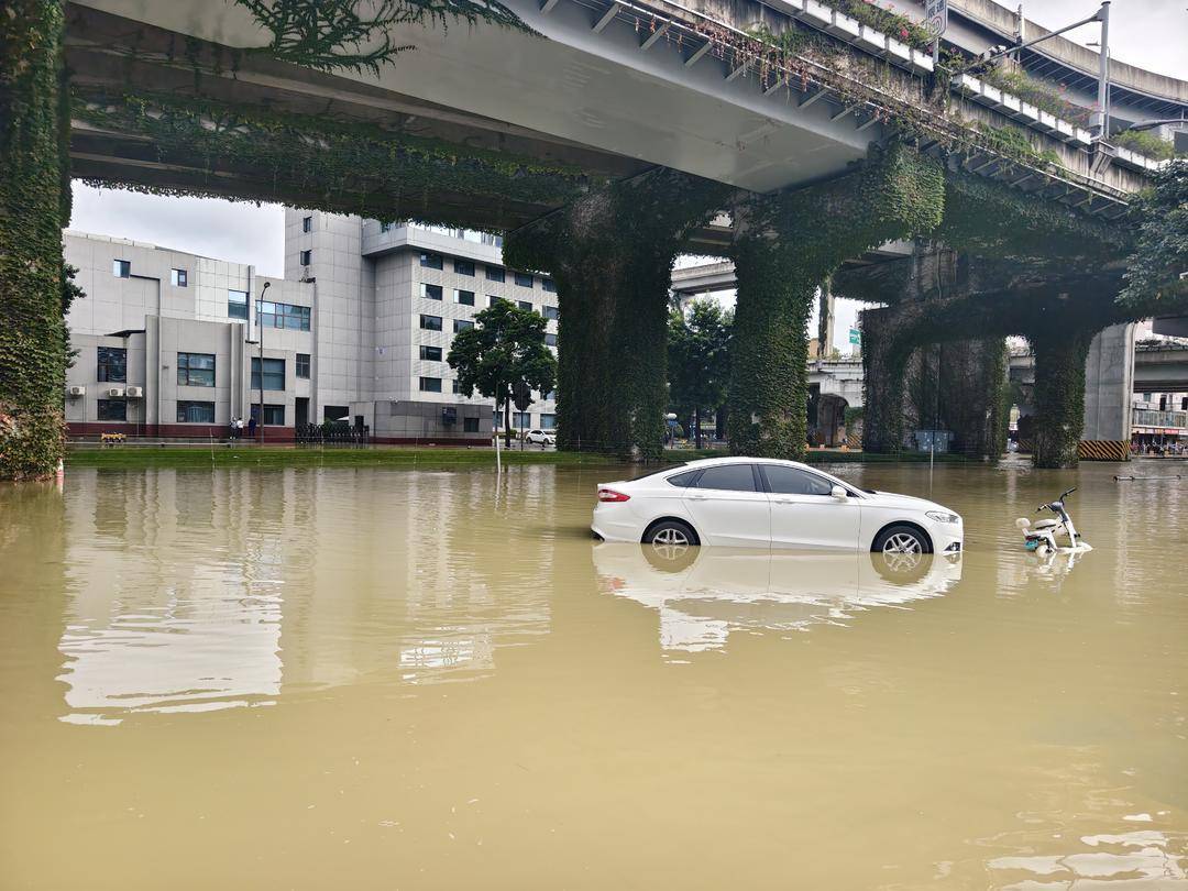 成都清江中路突发爆管 多部门紧急处置减少交通出行影响