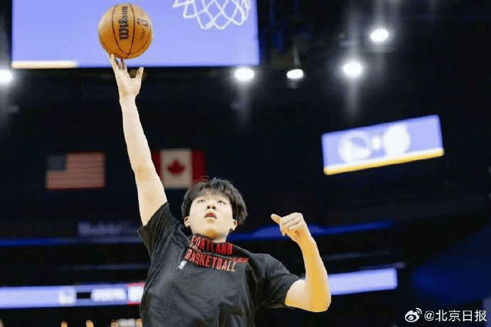 杨瀚森迎NBA常规赛首秀，两罚全中拿到个人NBA生涯首分；此前出场时播音字幕都是中文