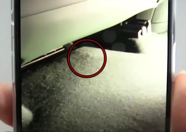 男子花30多万买了辆小米YU7 Pro,主驾下方出现不知名零件!