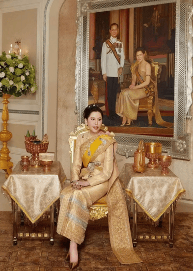 泰国王太后诗丽吉去世，留下19顶奢华王冠和她的传奇一生