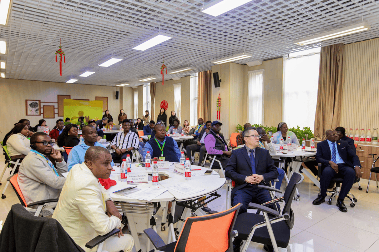 “贫穷是我们共同的敌人！”非洲10国媒体人热议中非减贫合作