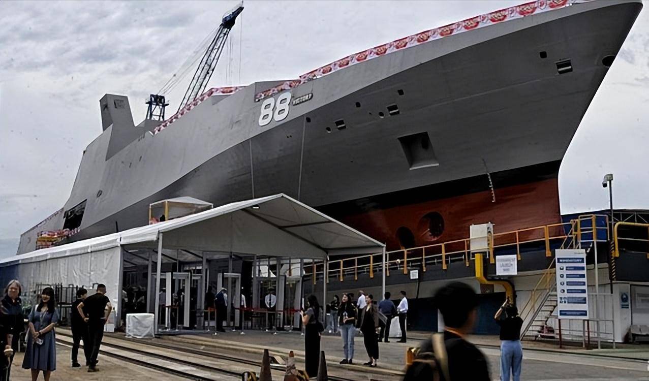 人口不足600万的小国,建造8000吨级大型战舰,新加坡“胜利号”多用途战斗舰亮相