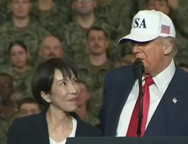 特朗普在航空母舰上演讲时当众搂住高市早苗，称美日“不打不相识”，高市面露笑容