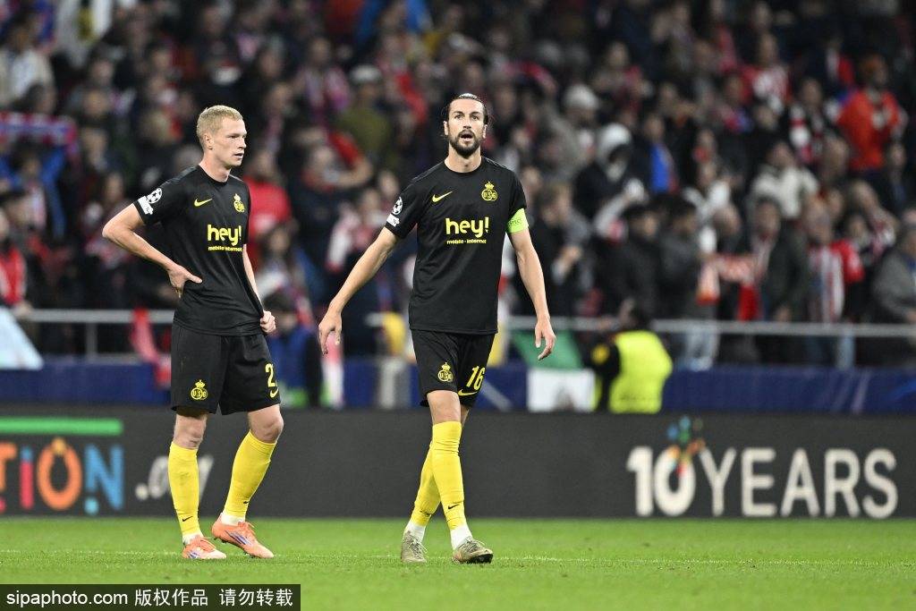 皇马更衣室地震！阿隆索妥协让步，主帅权威遭遇严峻考验