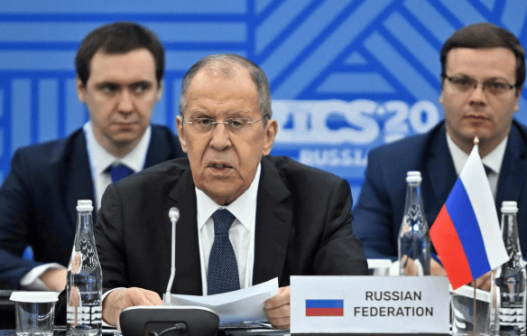 外交圈炸锅！拉夫罗夫与普京关系紧张，或因强硬立场下台？俄罗斯官方紧急辟谣，事不简单