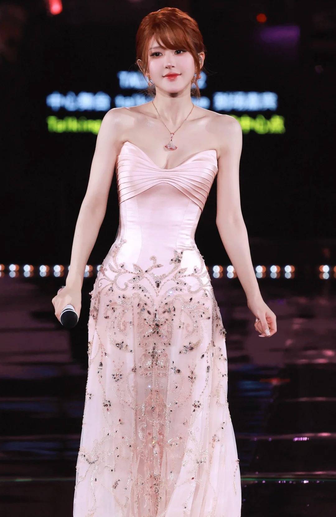 赵露思27岁生日音乐会好炸，6套造型高定配高珠杀翻全场