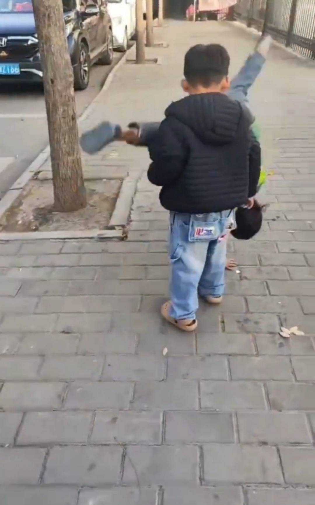 西安7岁女孩寒风中穿凉鞋路边捡吃的，父亲称妻子离世家境窘迫，民政局：已妥善安排